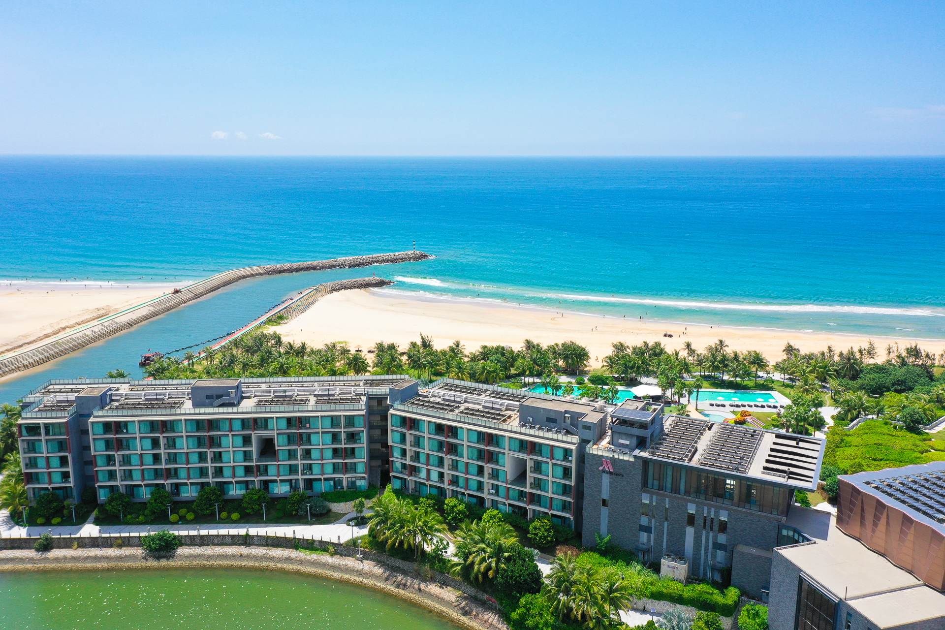 入住三亚陵水香水湾万豪度假酒店海景房,推开房间窗户一片蔚蓝的大海