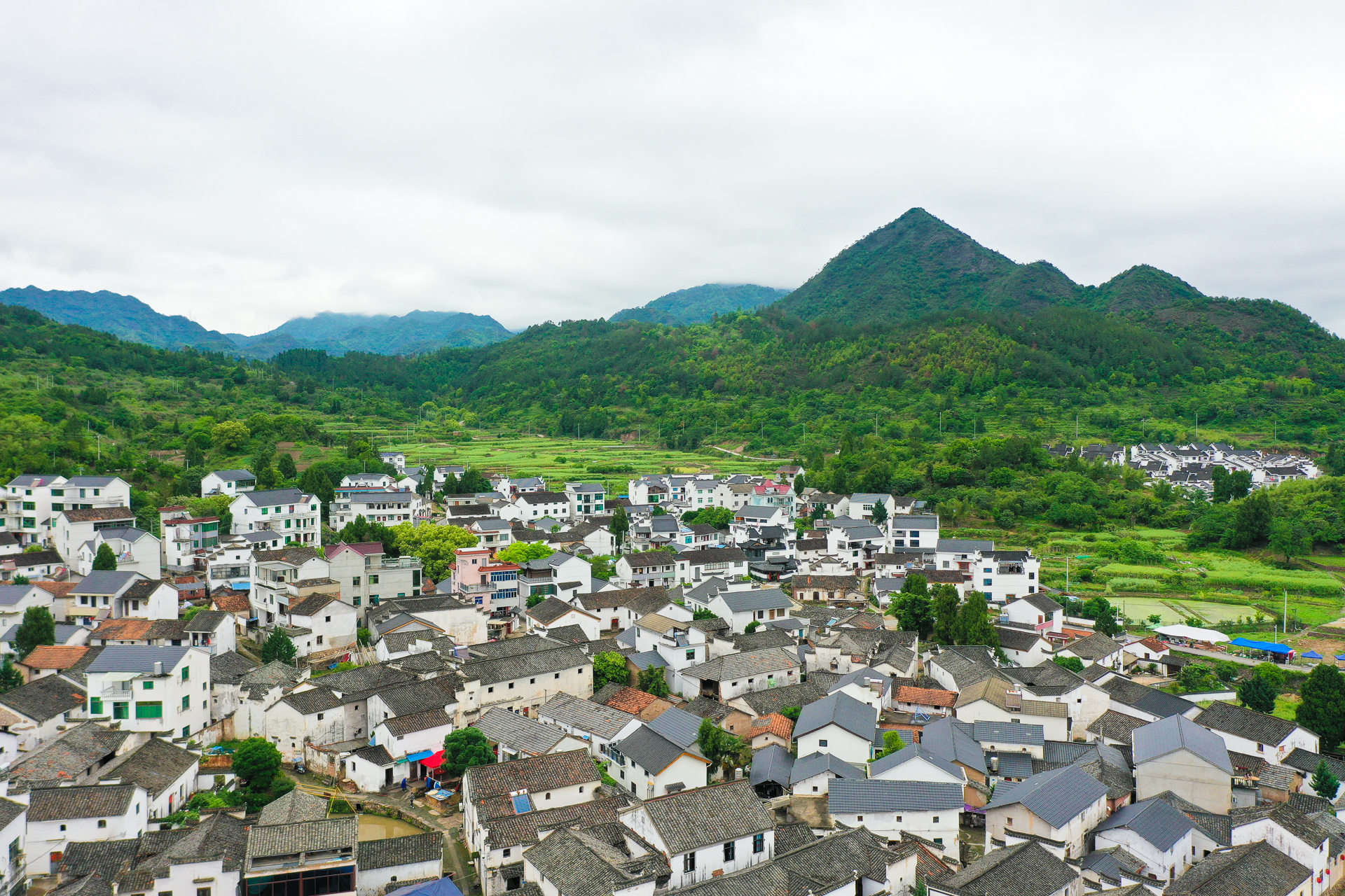 建德新叶古村是中国最大的叶氏聚居村落,建村于南宋嘉定十二年.