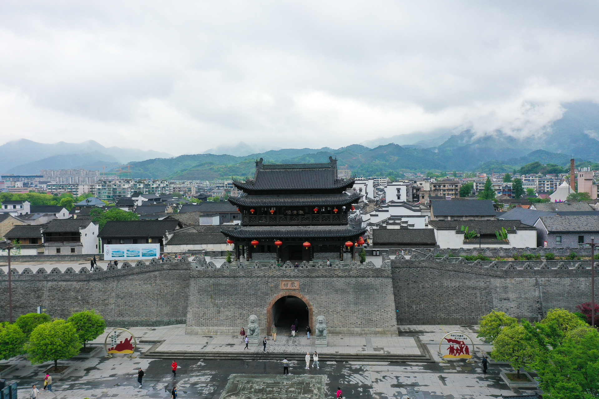 梅城古镇:三江繁华译 千年严州府 梅城古镇又叫严州古城,整个古镇以