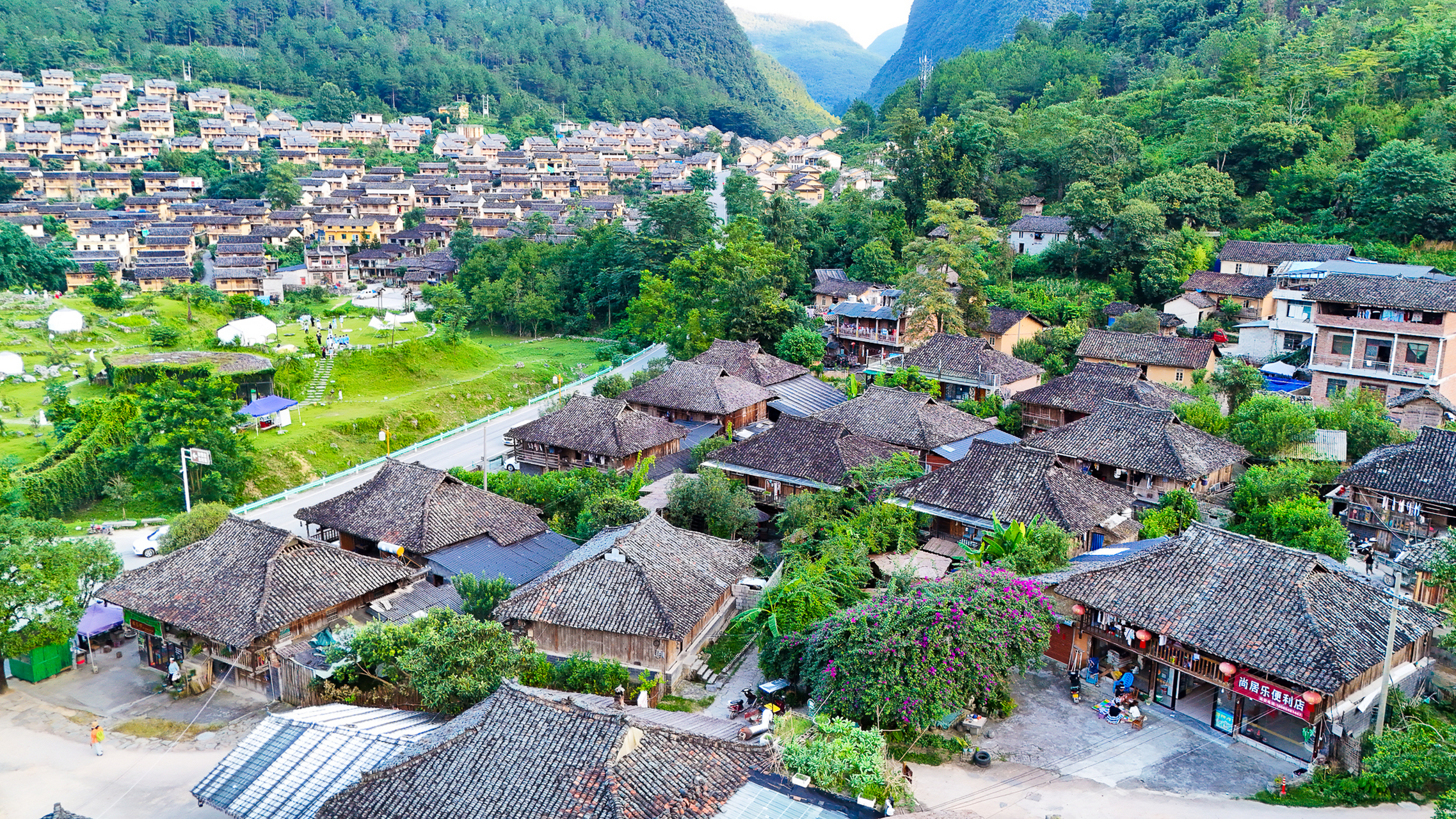 当傍晚的夕阳洒在古寨的屋瓦上,金色的光芒瞬间铺满了整个山谷.