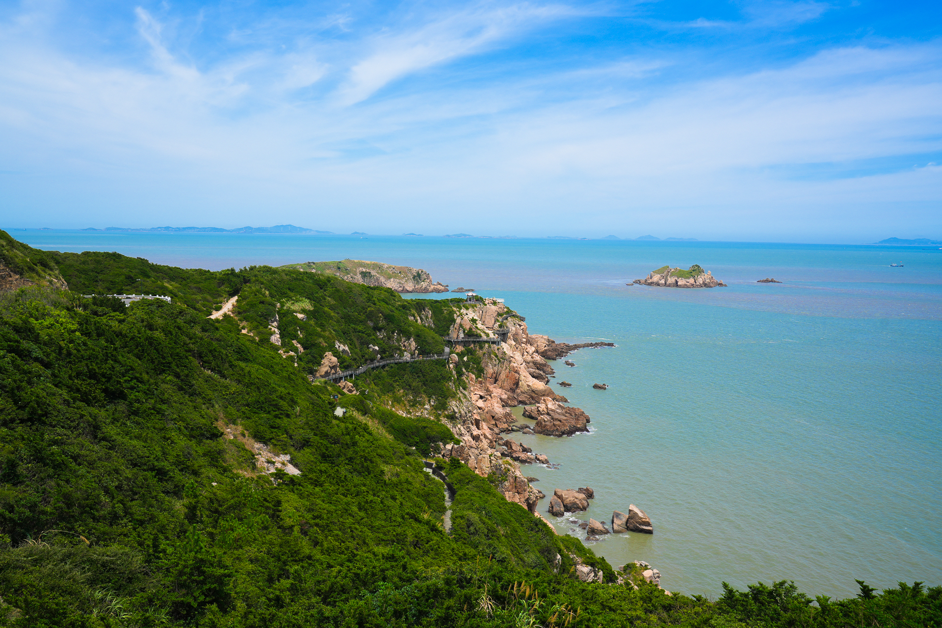和尚套是嵊泗的一个有名景区,主要是环岛屿而建的木栈道