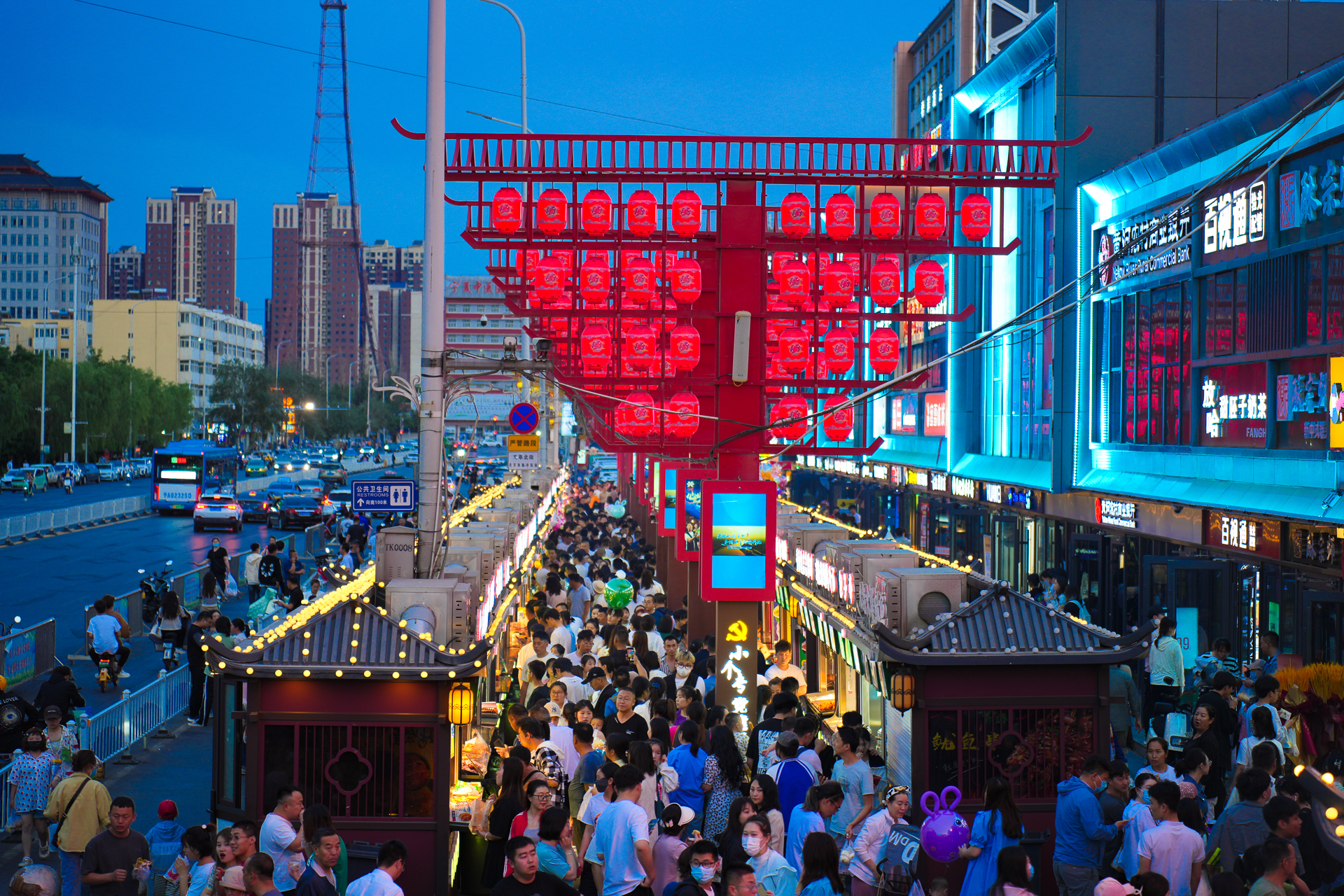 怀远夜市 每一座城市都有美食街,但来了银川怀远夜市后,发现这里的