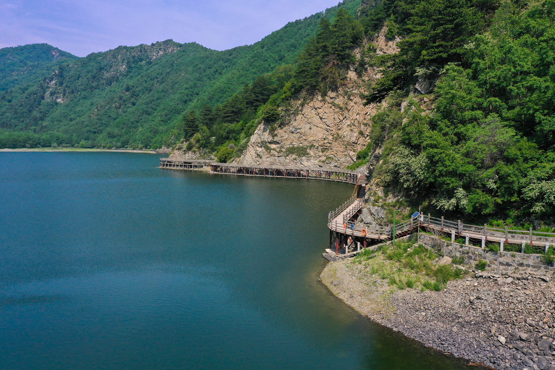 孟达天池|青藏高原 在青海循化有一个小众旅游地,被誉为青藏高原上的"