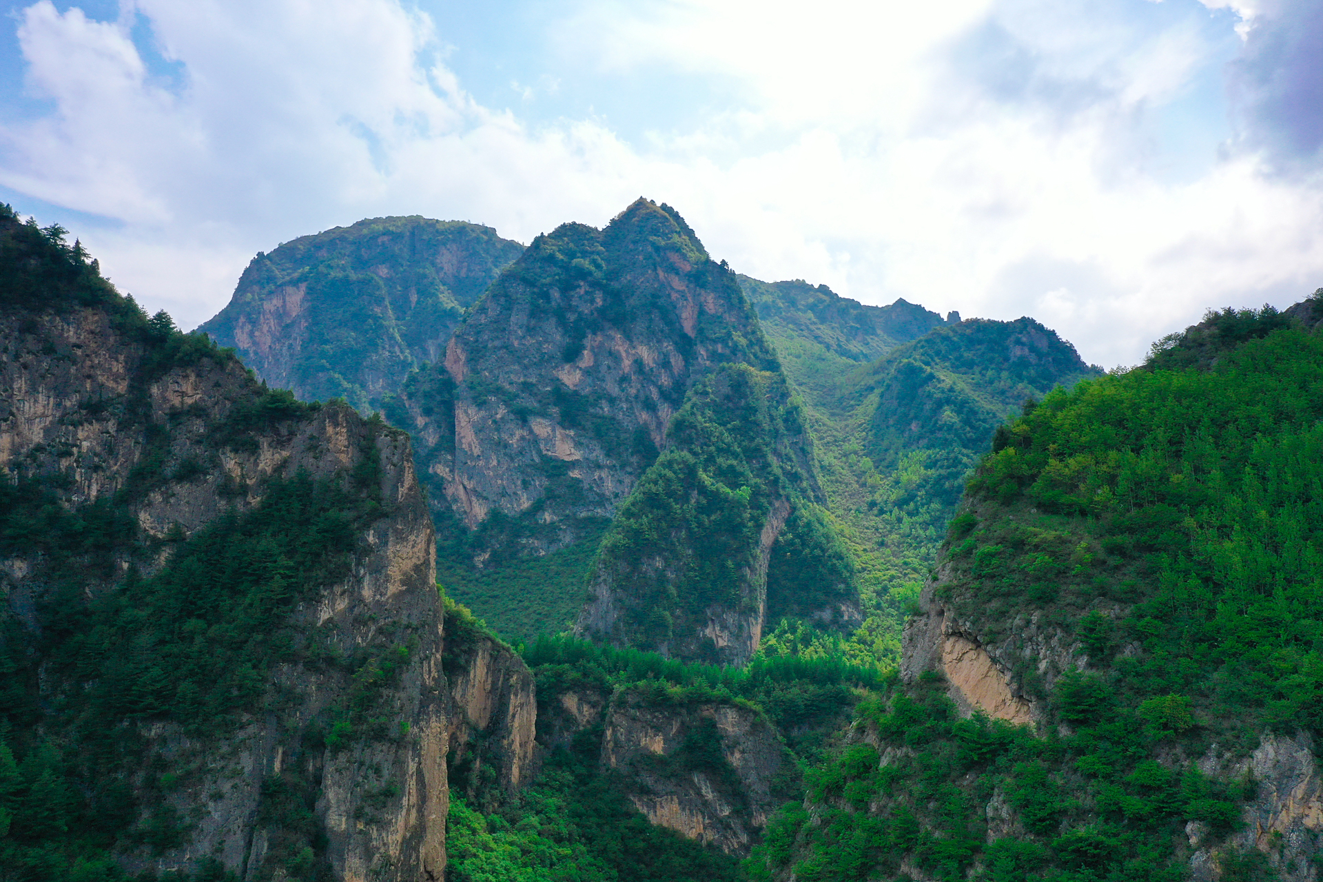 甘肃省定西市漳县遮阳山,是一个自然风光极其秀美,人文资源丰富的旅游