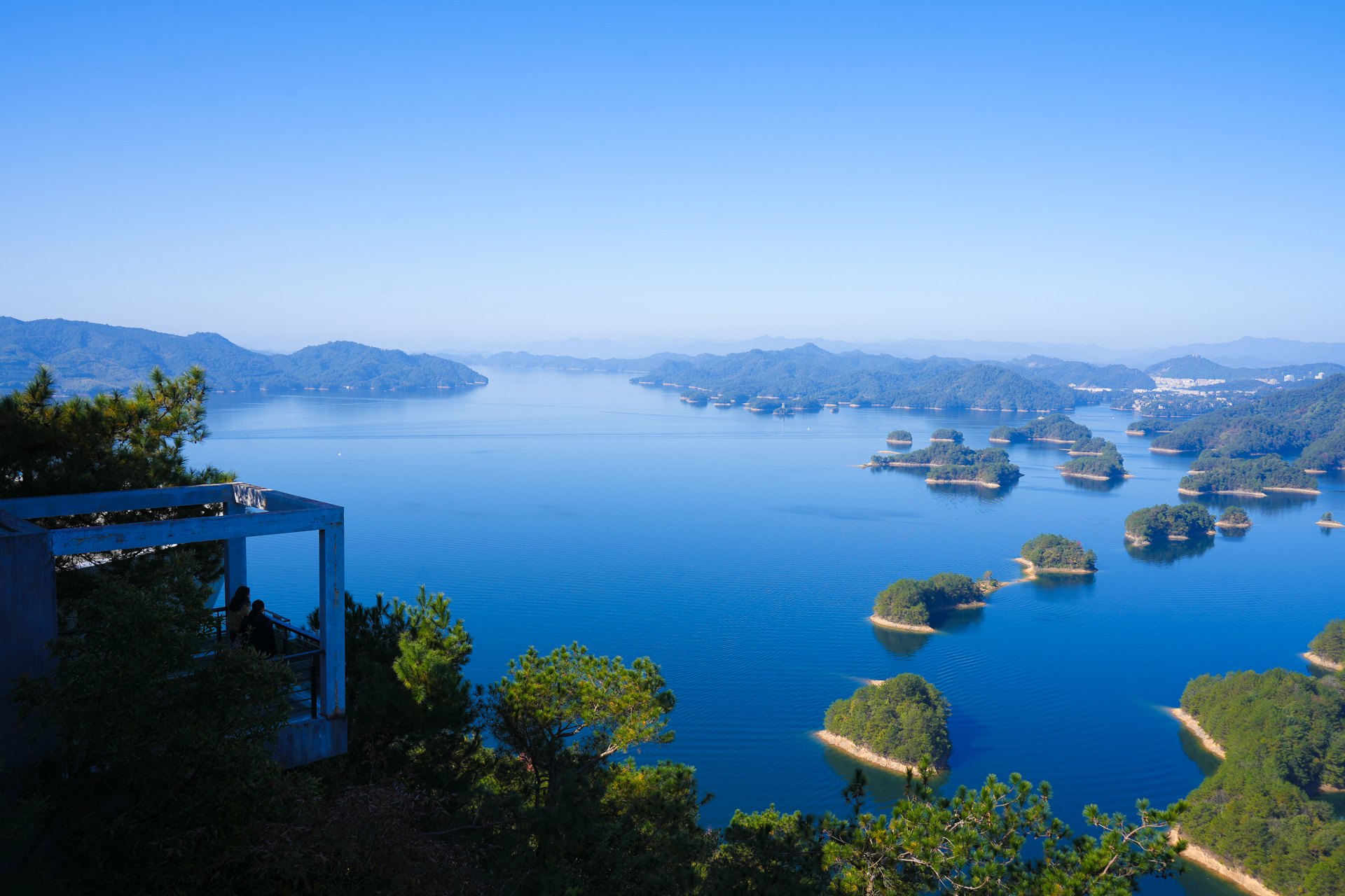 千岛湖一日游要怎么玩呢? 秋天千岛湖的美有见过吗?别有一番韵味.