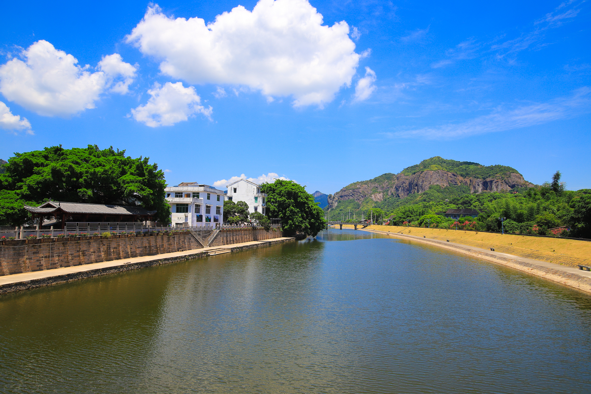 温州苍南县城有一个后院,风景如画,溪水清澈透亮,那就是藻溪镇.