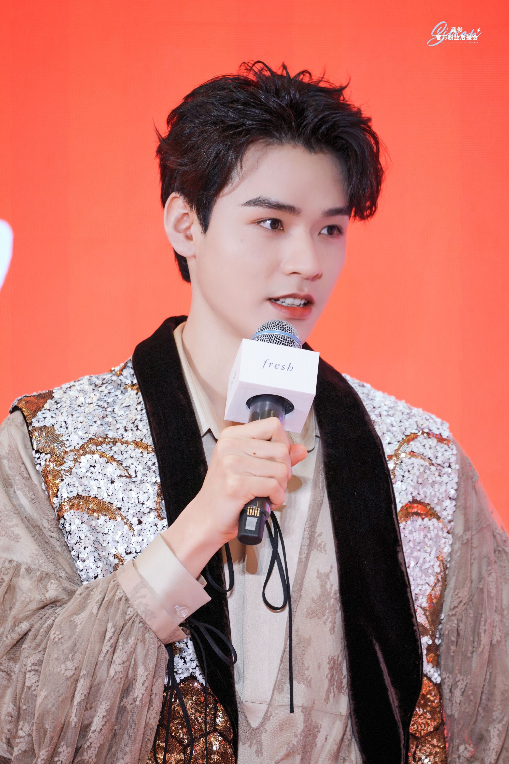 fresh馥蕾诗全球品牌代言人龚俊#gj#龙光焕发龚馥新春#莹润透亮,执镲