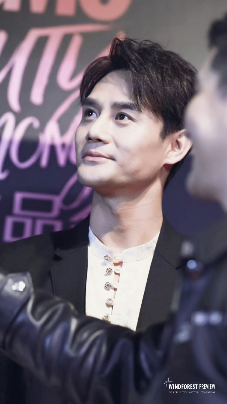 王凯:赋予角色灵魂的表演魔法师 在演艺界这片广阔的星空中,王凯无疑