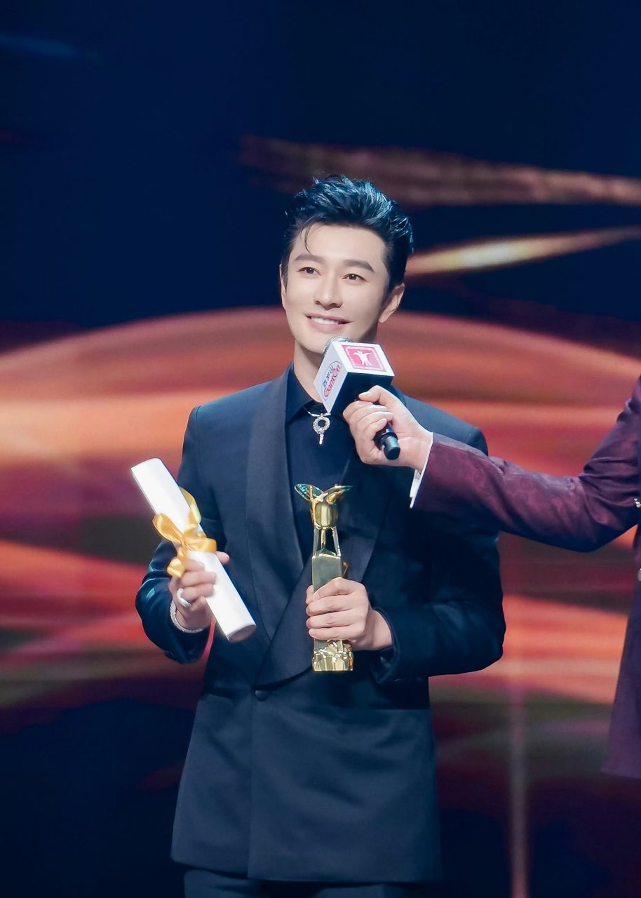 黄晓明凭借《阳光俱乐部》吴优一角在第26届上海国际电影节获金爵奖