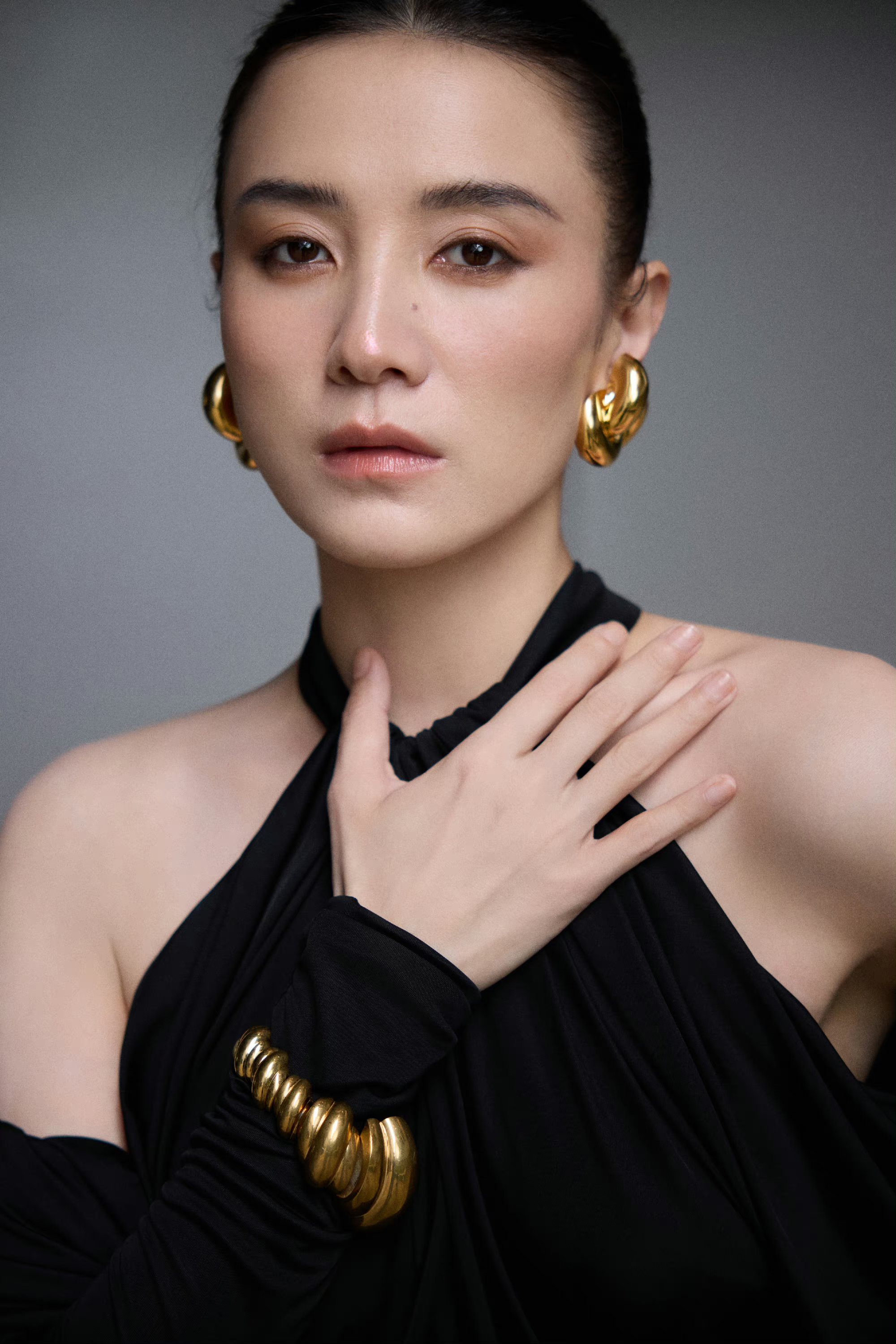 宋佳的大气,唐嫣的知性,闫妮的优雅,万茜的迷人,想不到万茜长头发也