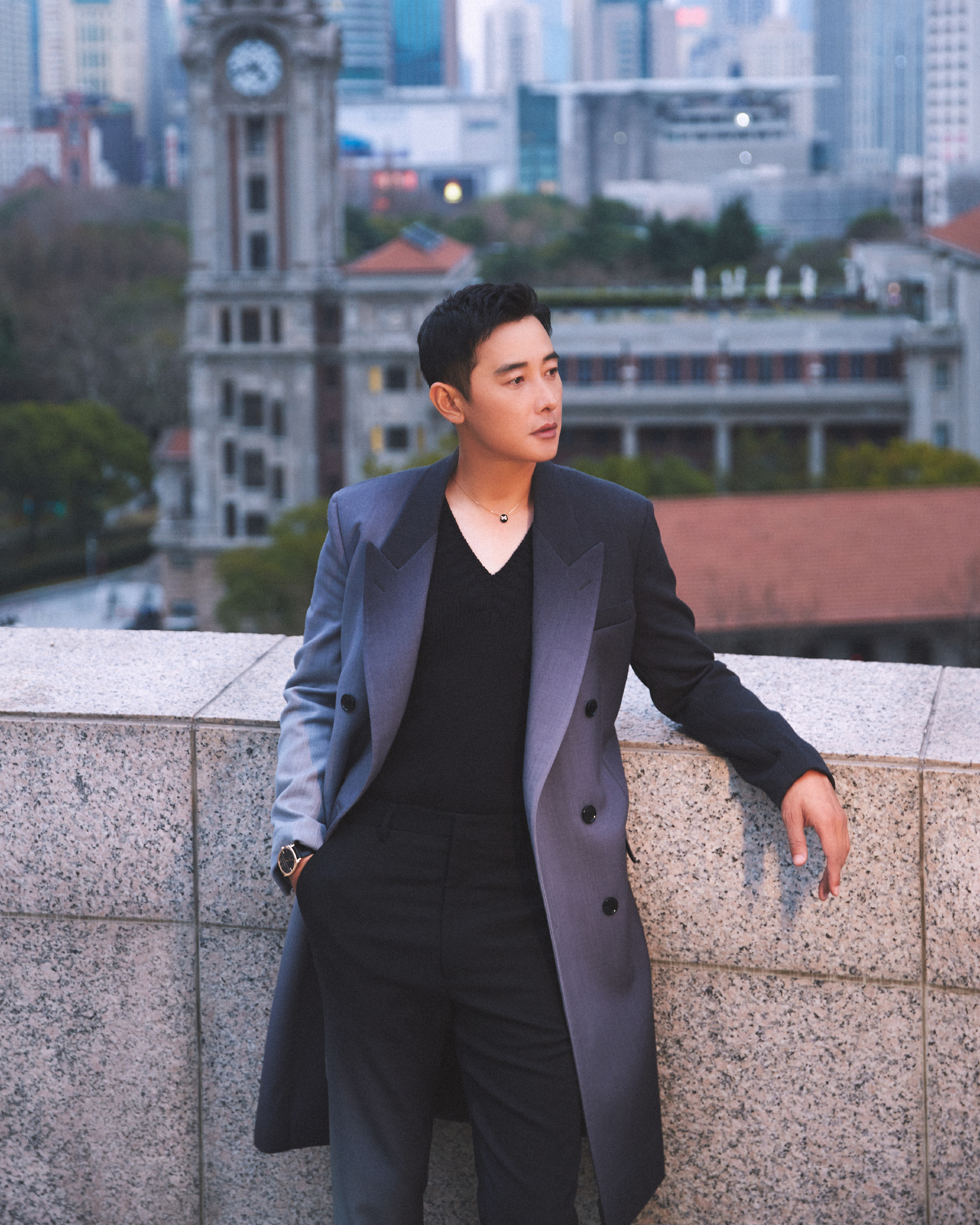 正能量演员别人都在想尽办法曝光给自己制造话题,生怕被 罗晋侧脸剪影