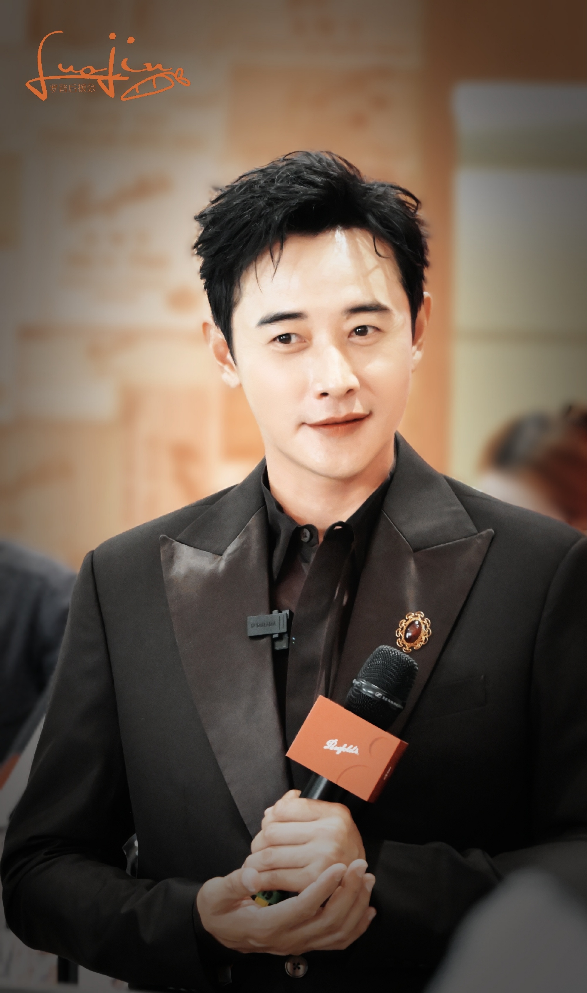 在光影交错的娱乐圈,罗晋像一杯温润的茶,初品淡雅,细品却韵味悠长