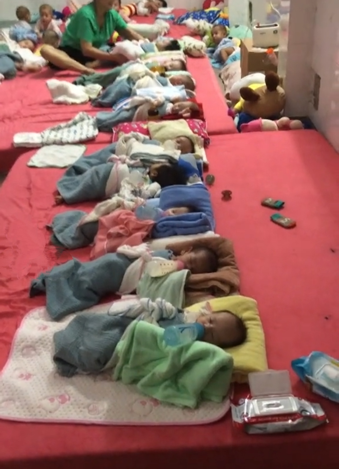 之前听志愿者讲,她们想把正在哭的婴儿抱起来哄哄,福利院的工作人员