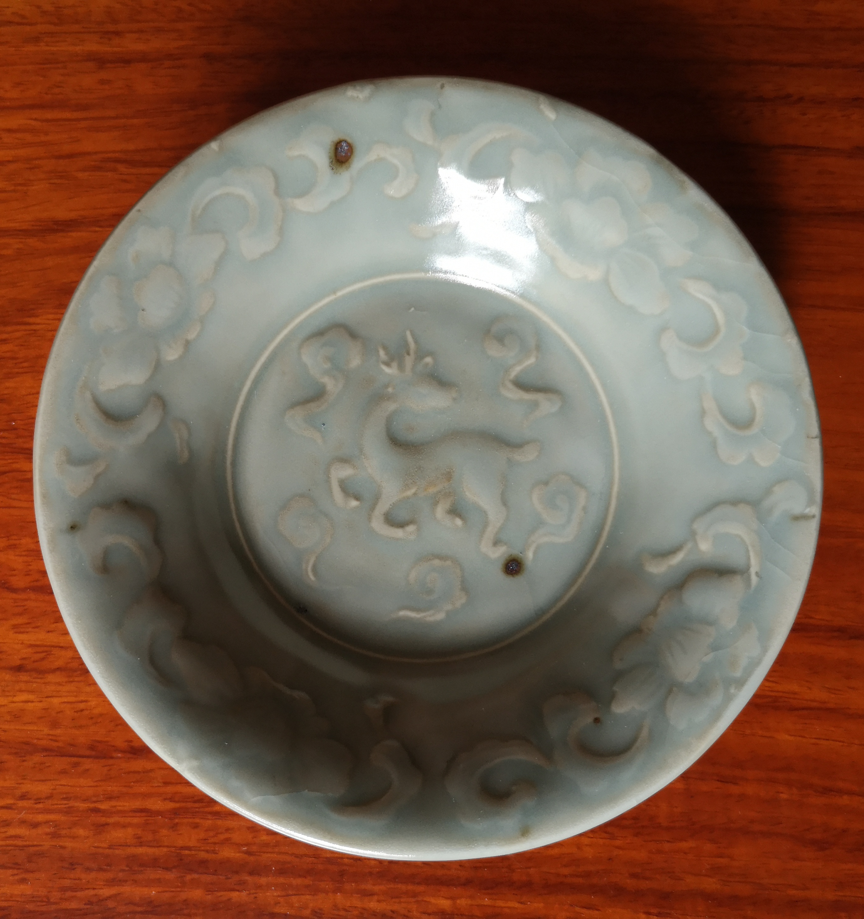 明代龙泉窑粉青回头鹿刻花碟      明代龙泉窑粉青回头鹿刻花碟整体施