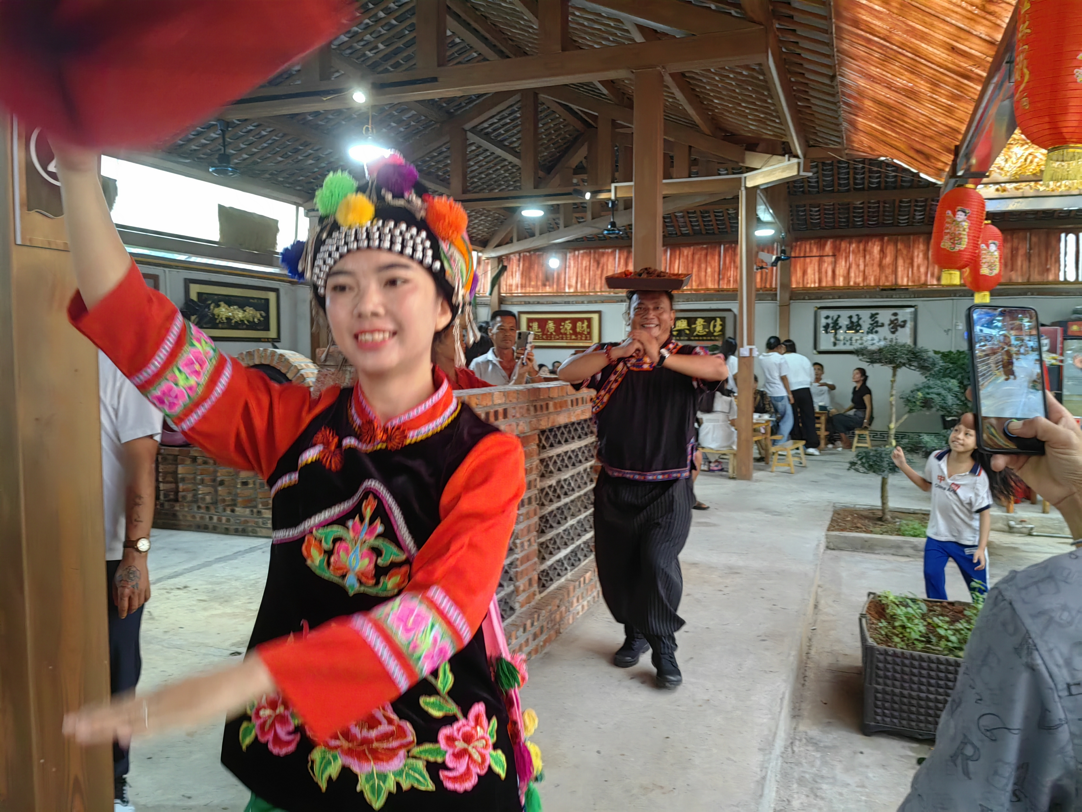 彝族跳菜,流传于云南省大理南涧彝族自治县的传统舞蹈,国家非物质文化