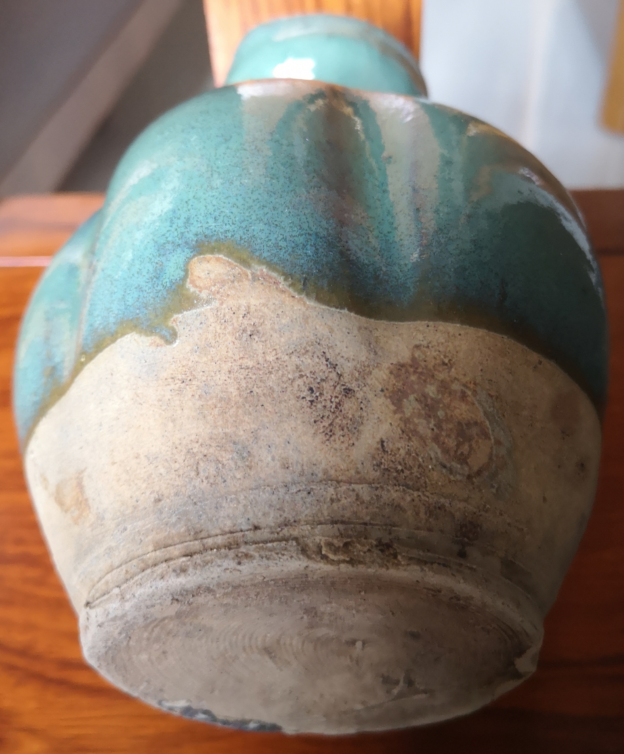 云南华宁陶绿釉执壶(清代晚期)      华宁陶历史悠久,久负盛名,蜚声全