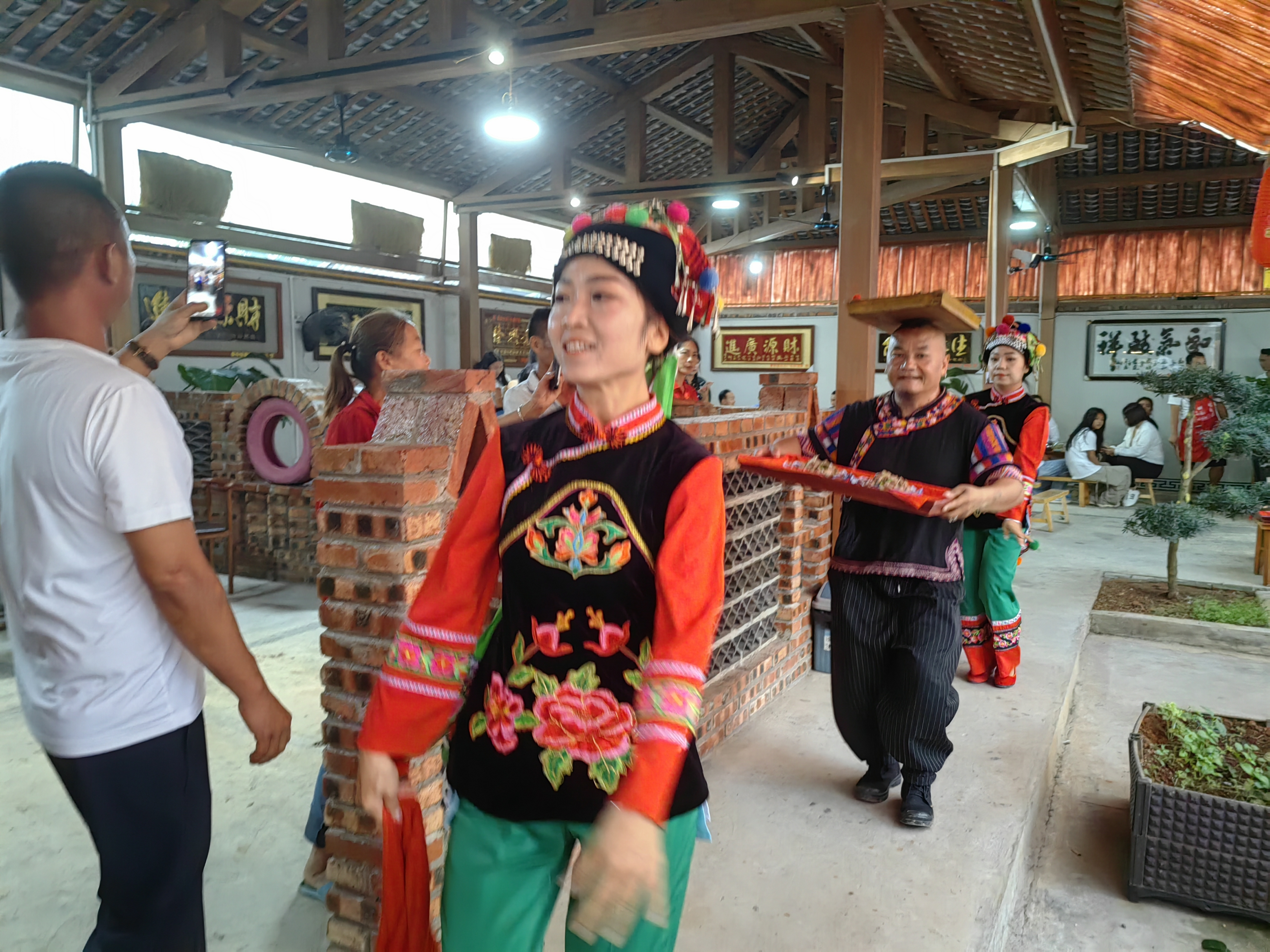 彝族跳菜,流传于云南省大理南涧彝族自治县的传统舞蹈,国家非物质文化