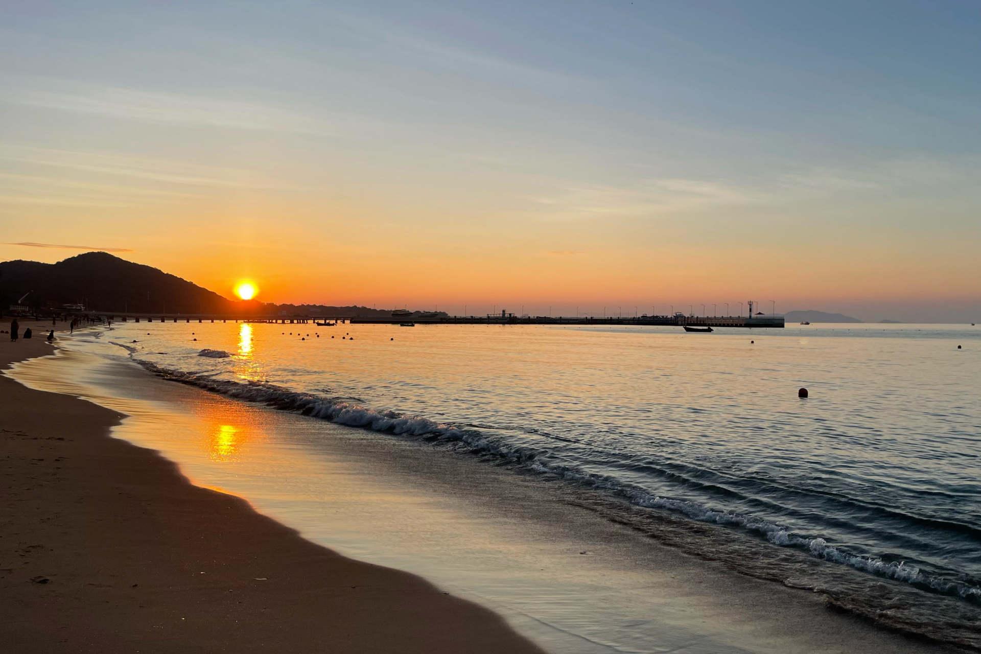 清晨来到海边,独自行走在沙滩上,迎接新年的第一缕阳光.
