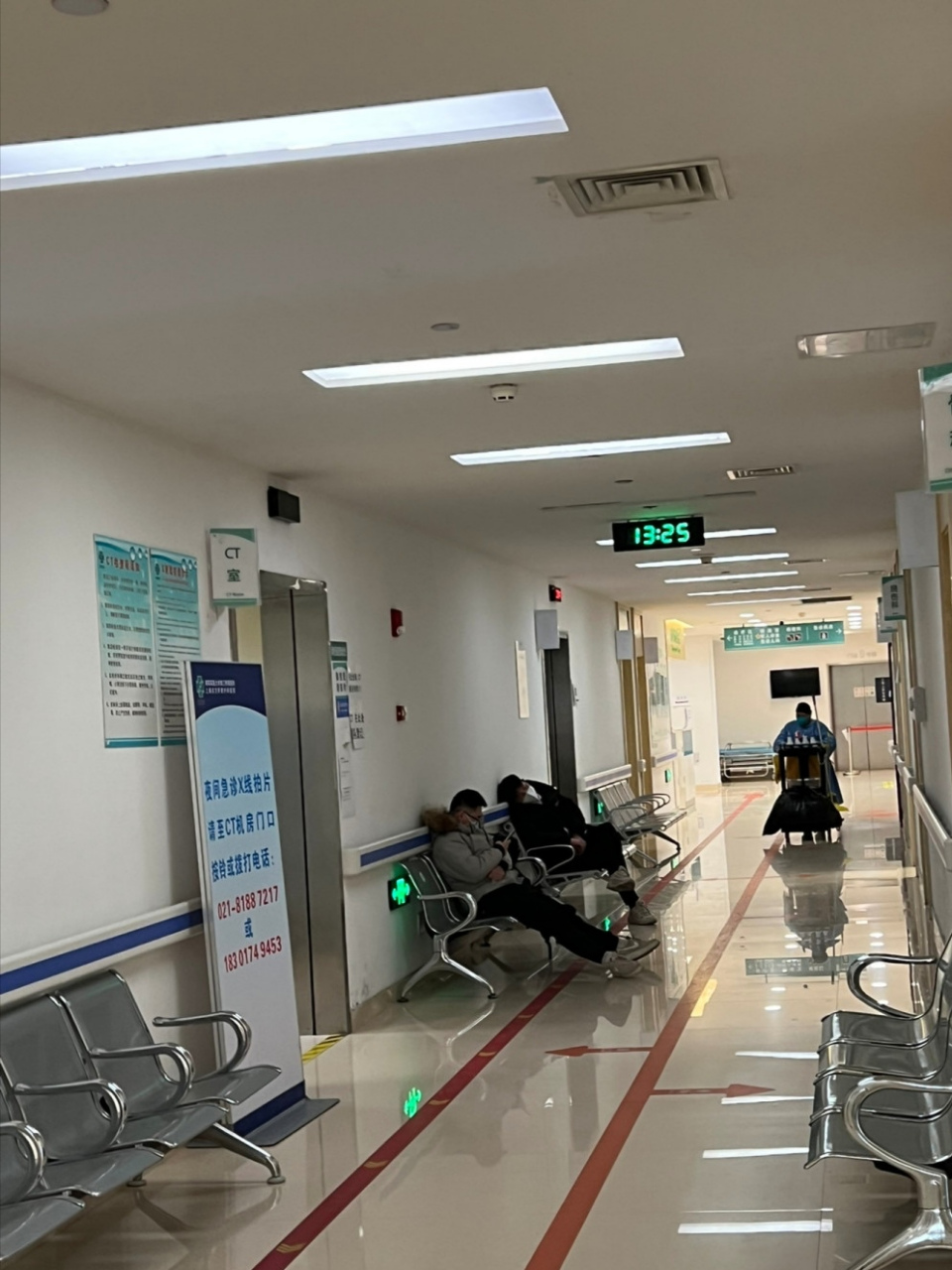 上个月去医院看望亲戚,在走廊看见这个,顺便拍了一下,没想到坚持使用