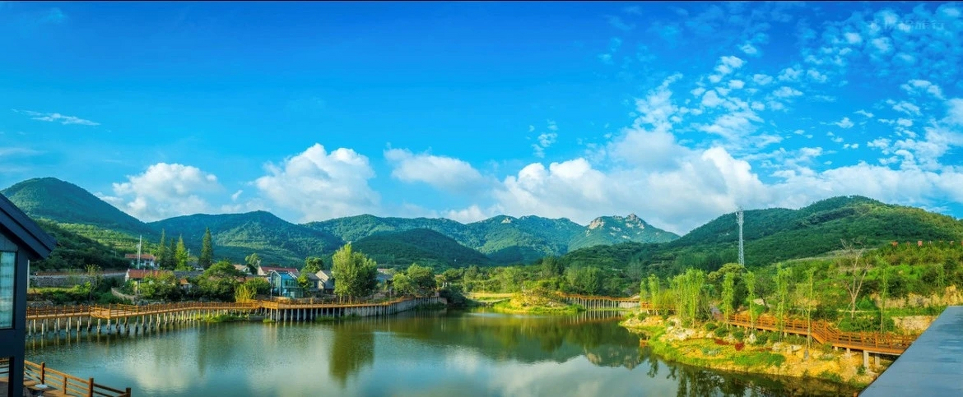 民宿董家楼村 文/田园 湖光山色天碧蓝 民宿小村面环山 红瓦白墙树相