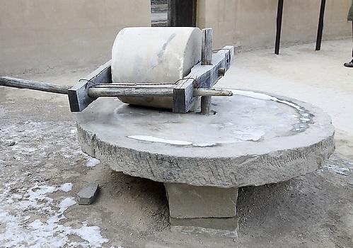 石碾 文/田园 过去祖辈围碾转 如今机械磨米面 两大石头立村中 压粮