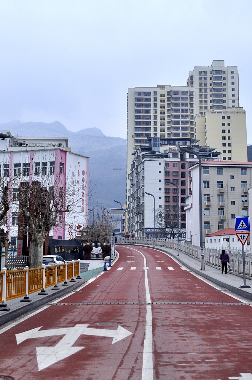 街头掠影94  穿梭于这个叫康县的#热点引擎计划# 五六线小县城,每个