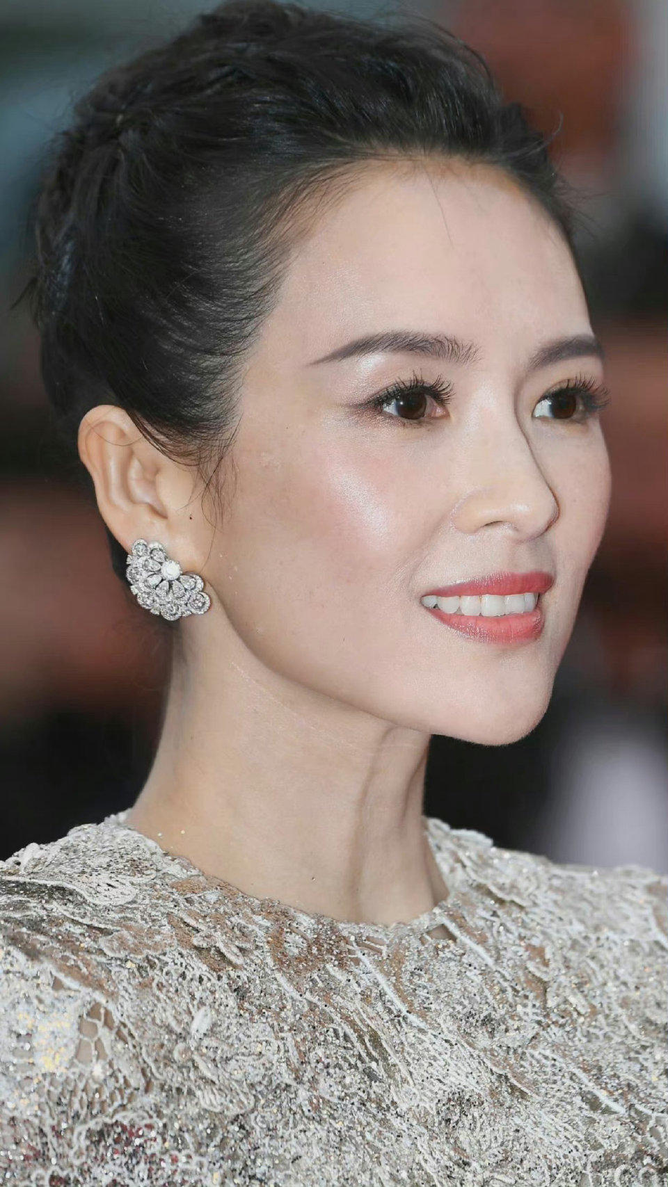 章子怡的无美颜生图,没有滤镜反倒看起来更加真实,瓜子脸,双眼皮,高