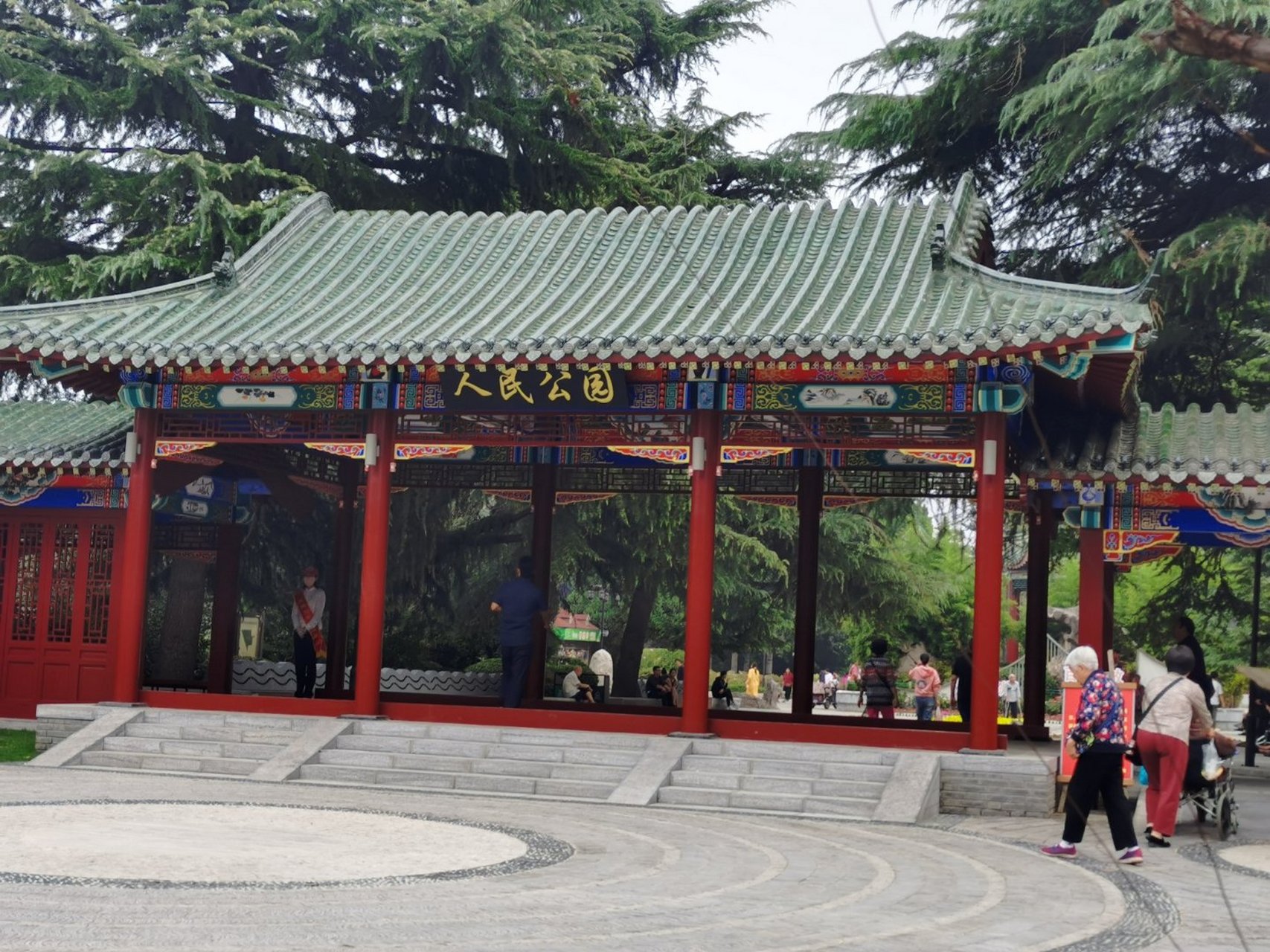 郑州人民公园西门大变样,130米廊亭式大门古典大气,停车也方便多了.