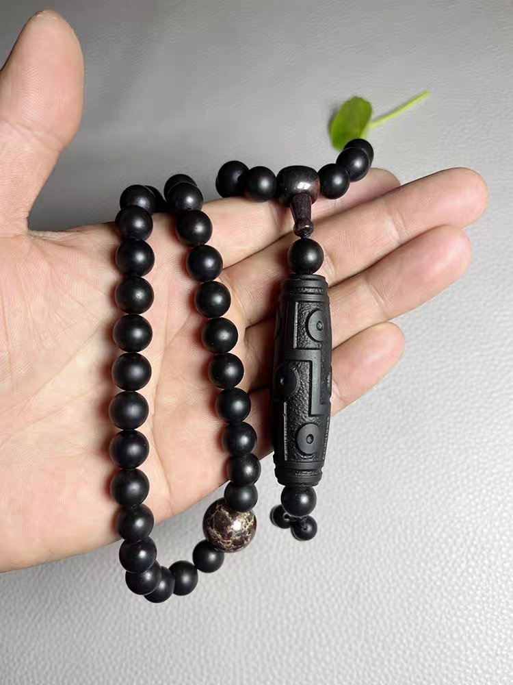 新疆哈密,藏有一方瑰宝——天宝石黑金刚,每一颗都仿佛凝聚了108位