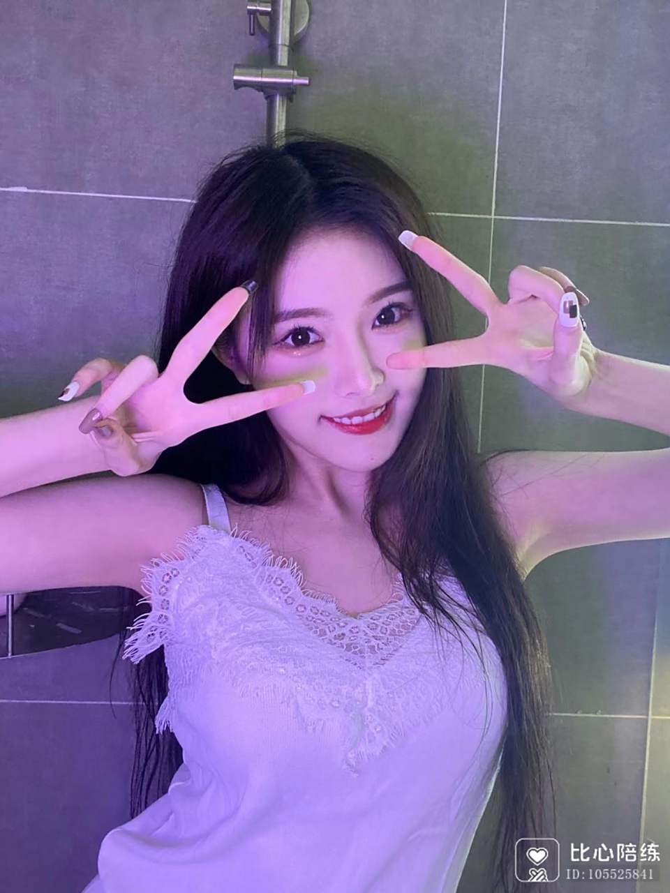 [林洛洛比心]  怎么穿这么少?北辰快拿块布[舔屏]