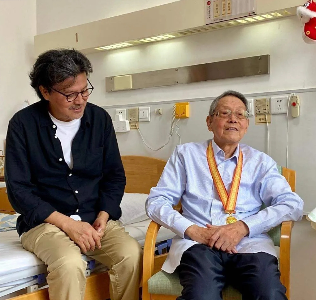 两个儿子孙周和孙淳都在场,家人围着说笑着拍照