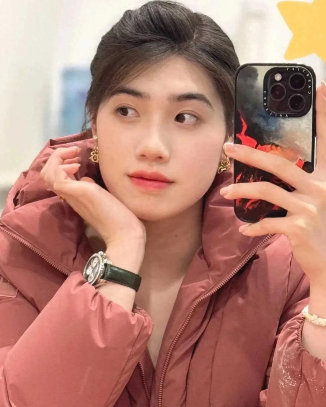 张雨霏分享最新生活自拍美照,是美丽的阳光大女孩,又美又飒!