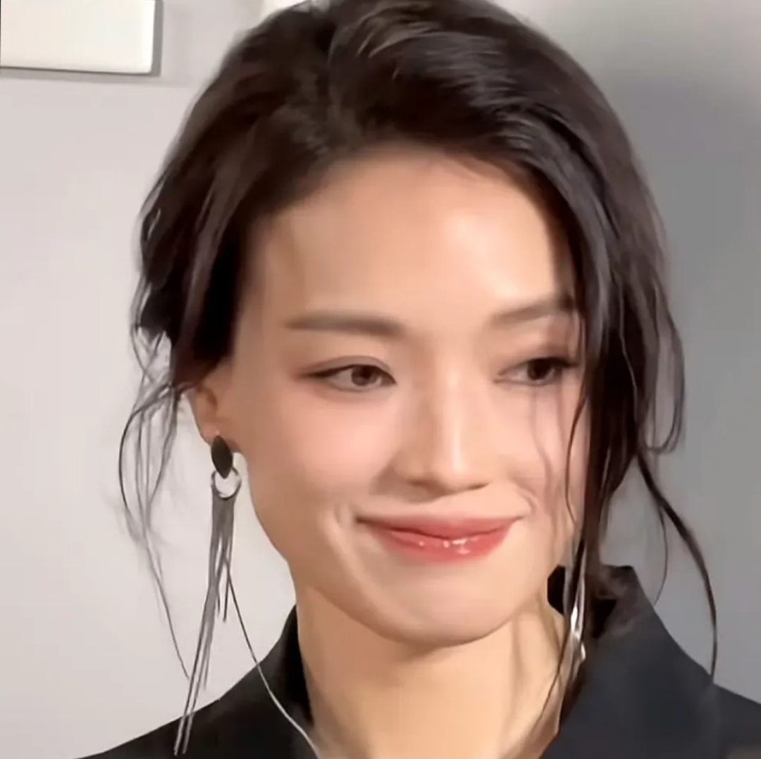 舒淇的花期好长啊 而且还越老越好看 查了一下 她已经49岁了 看起来就