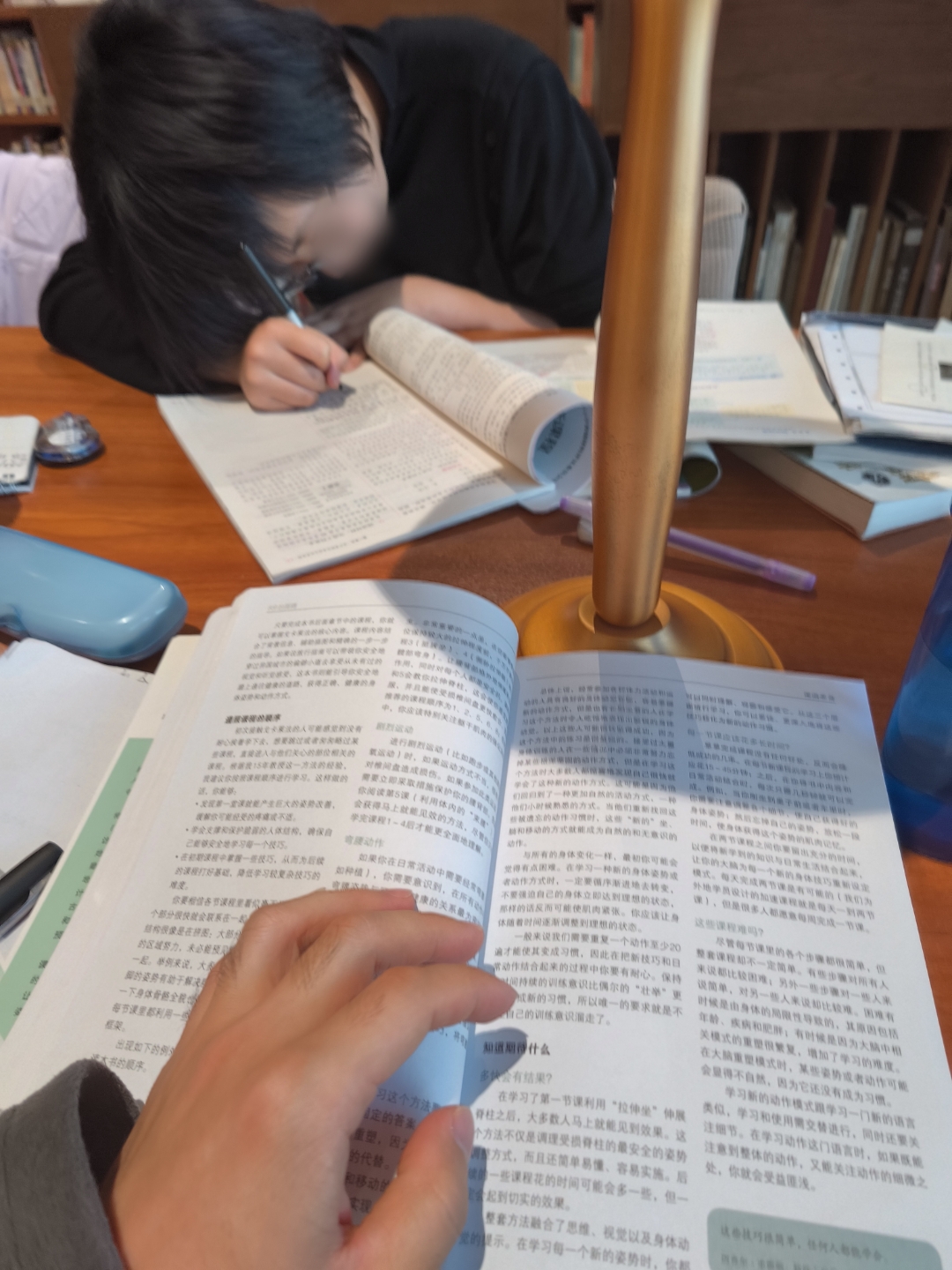 这样写字和看书会让颈椎变形(颈椎变直,反弓等),脊柱测弯,容易近视和