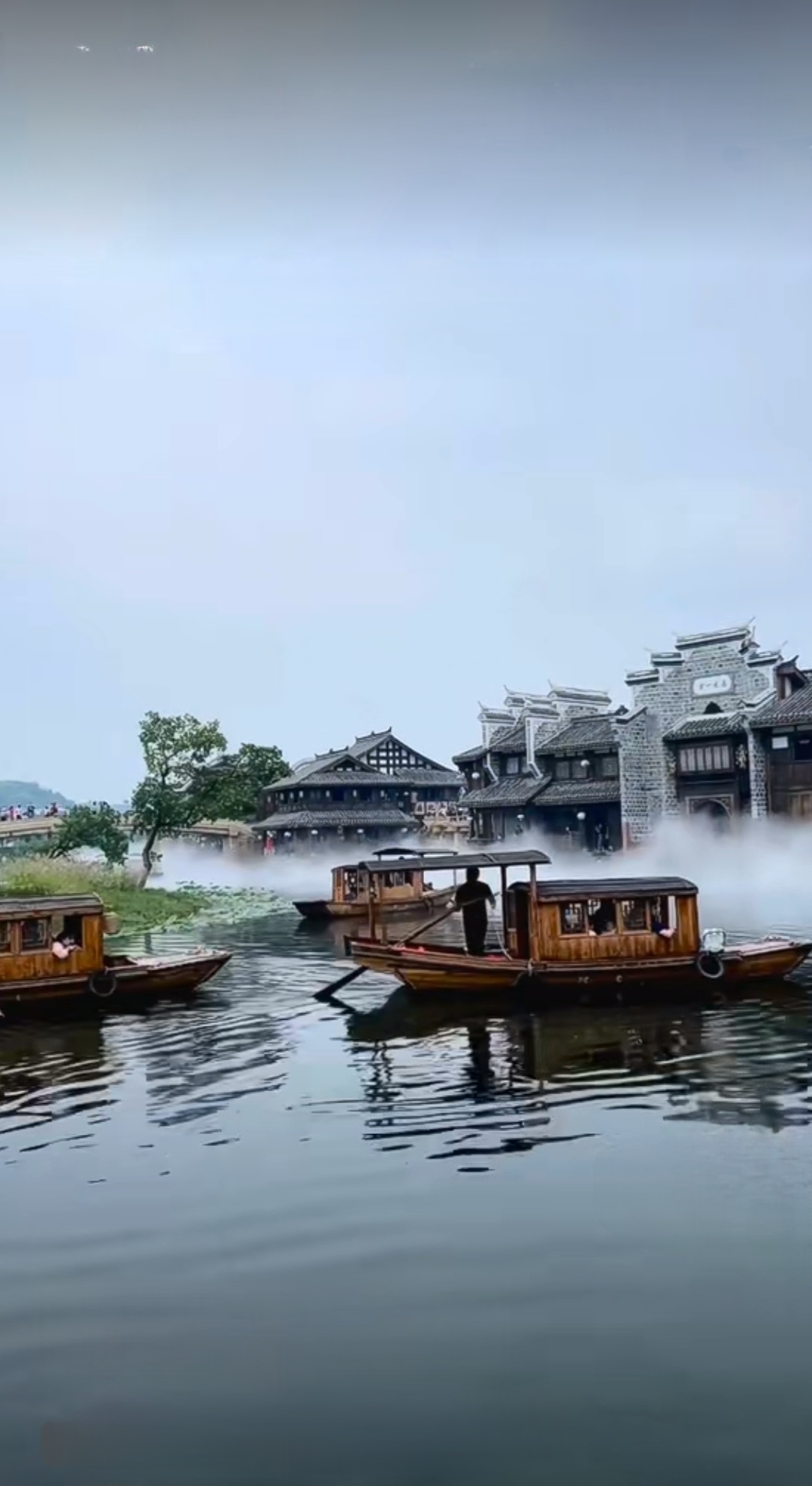七律…少小离家老大回 少年离家久未还,残门锈锁久