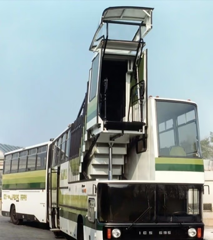 是机场用的摆渡车,适合飞机停的离航站楼较远需要摆渡车的情况下,不过