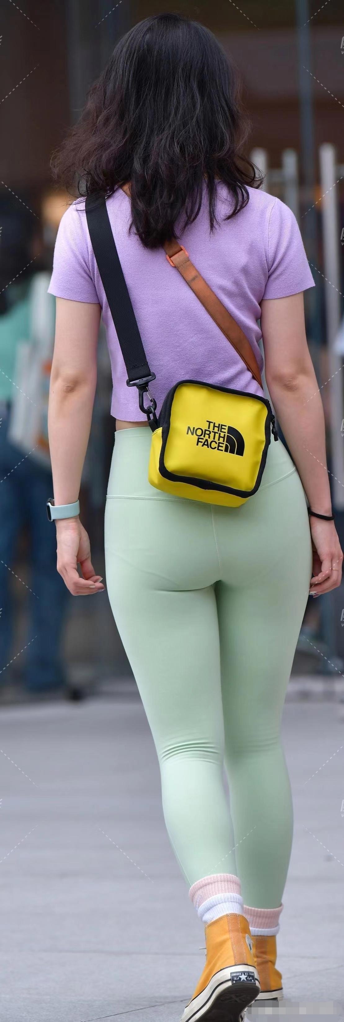 小僧的女神〕街拍瑜伽裤女孩   紧身裤必须有由这样的身材来穿,才不