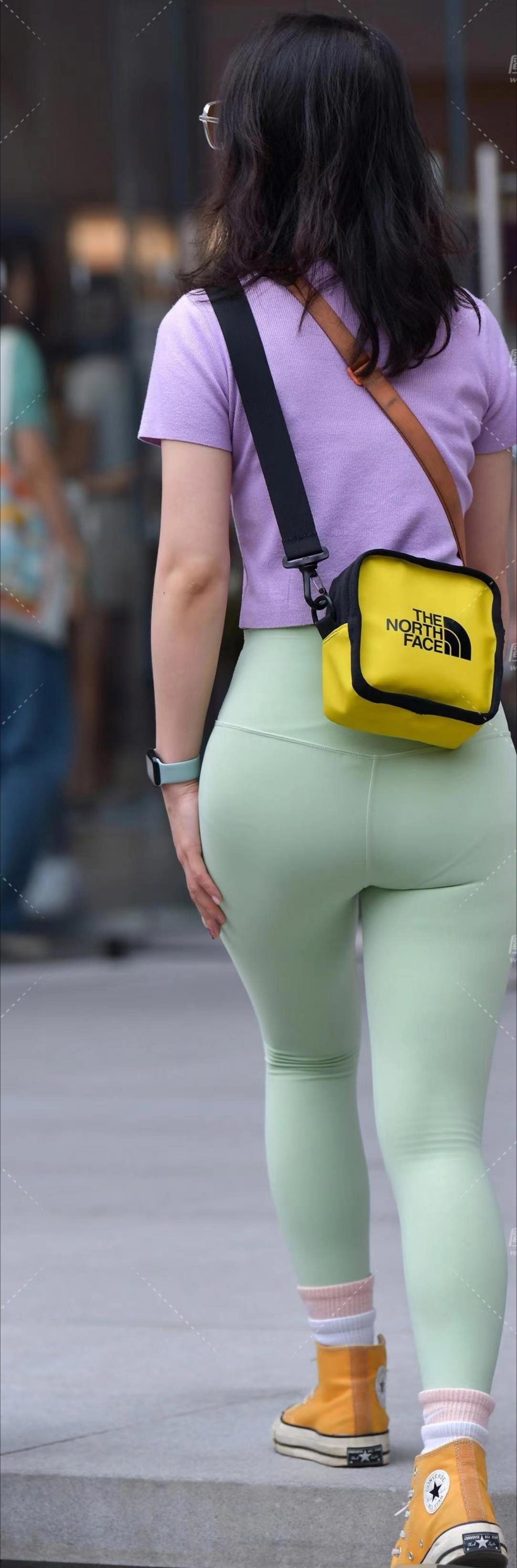 小僧的女神〕街拍瑜伽裤女孩   紧身裤必须有由这样的身材来穿,才不