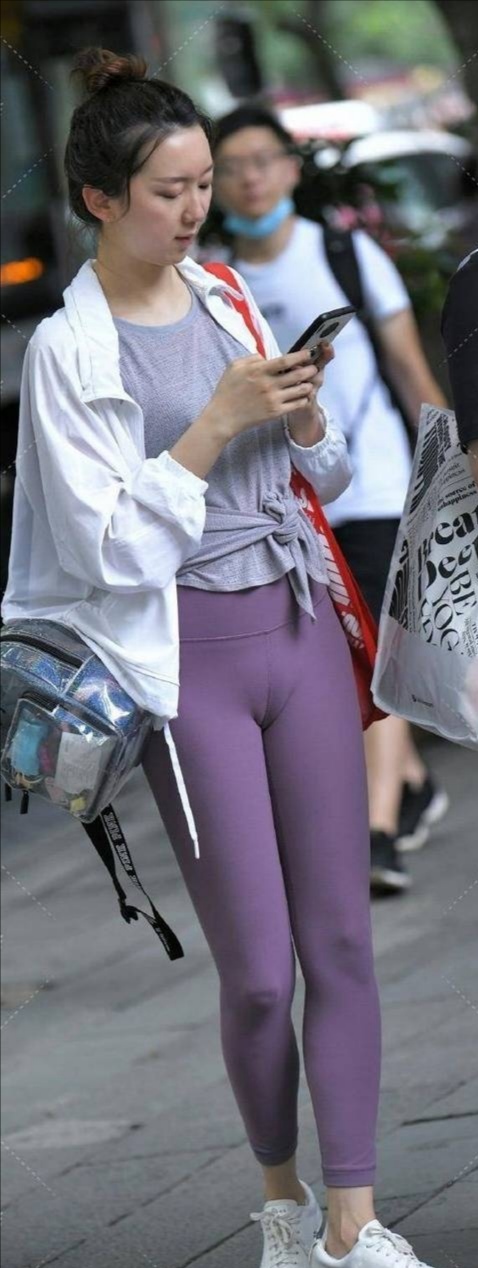 小僧的女神〕街拍瑜伽裤女孩   瑜伽裤的尴尬线[鄙视]一直是人们