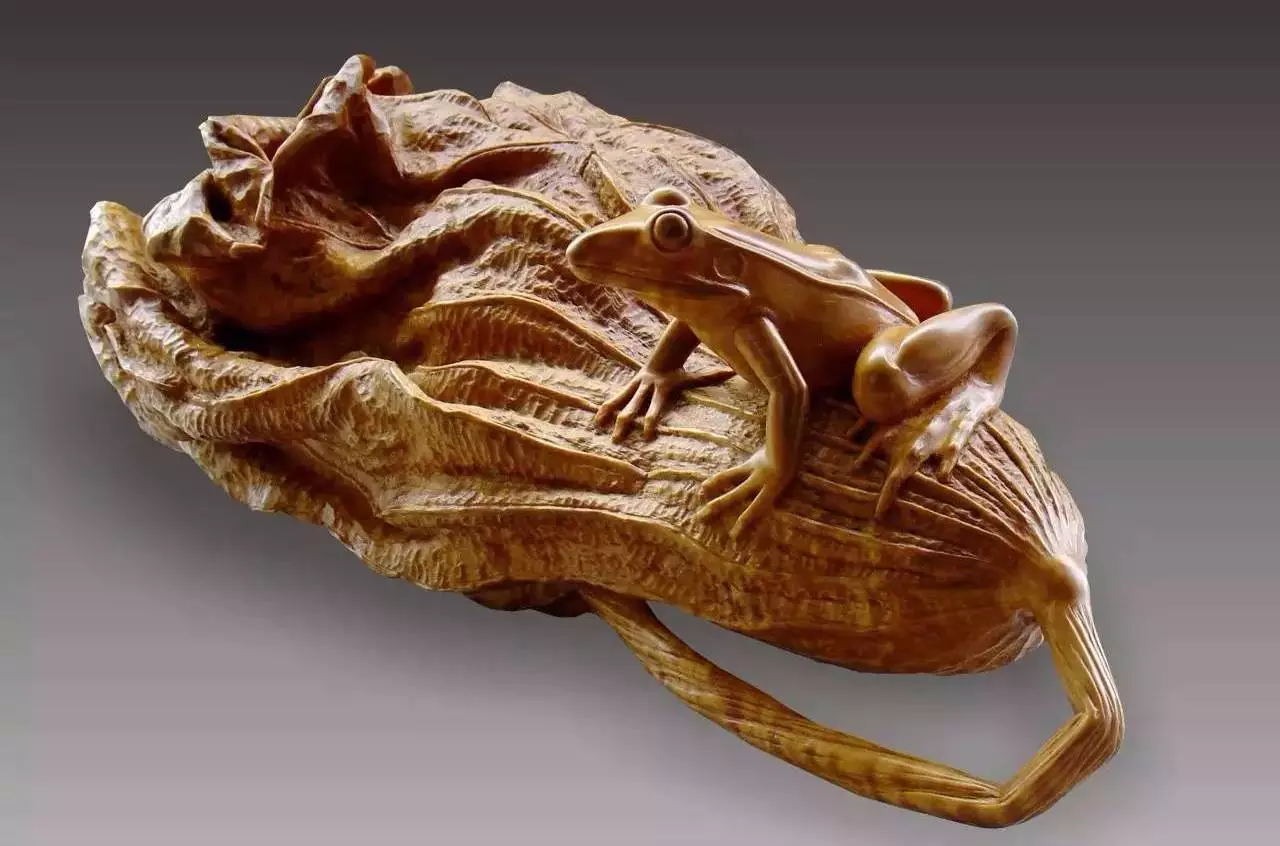 这木头雕塑也太有创意了吧,居然把莲蓬和青蛙结合得这么巧妙,真是大