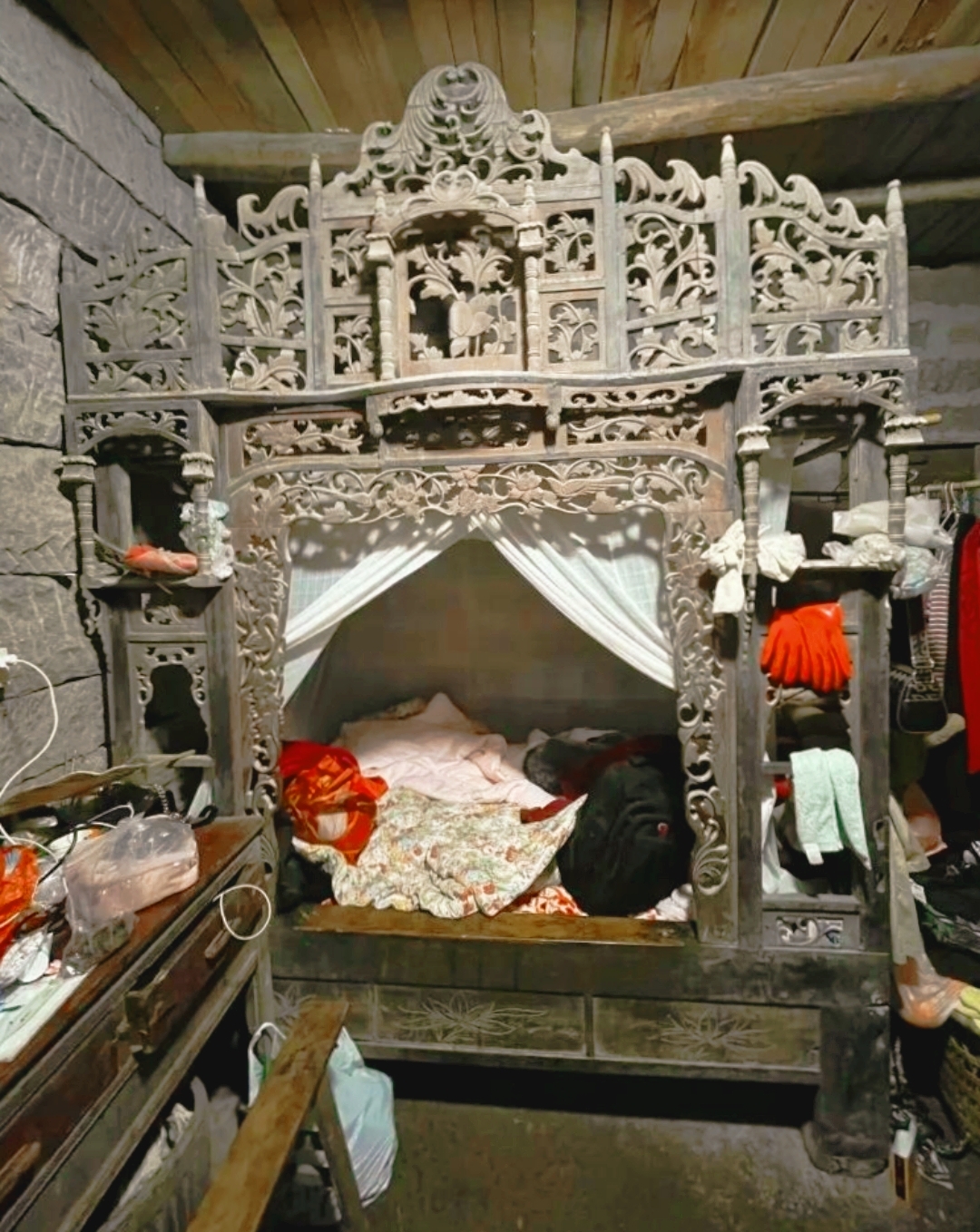 朋友的老家在云南,他说他老家奶奶睡的床非常古老而精致,他就把这个