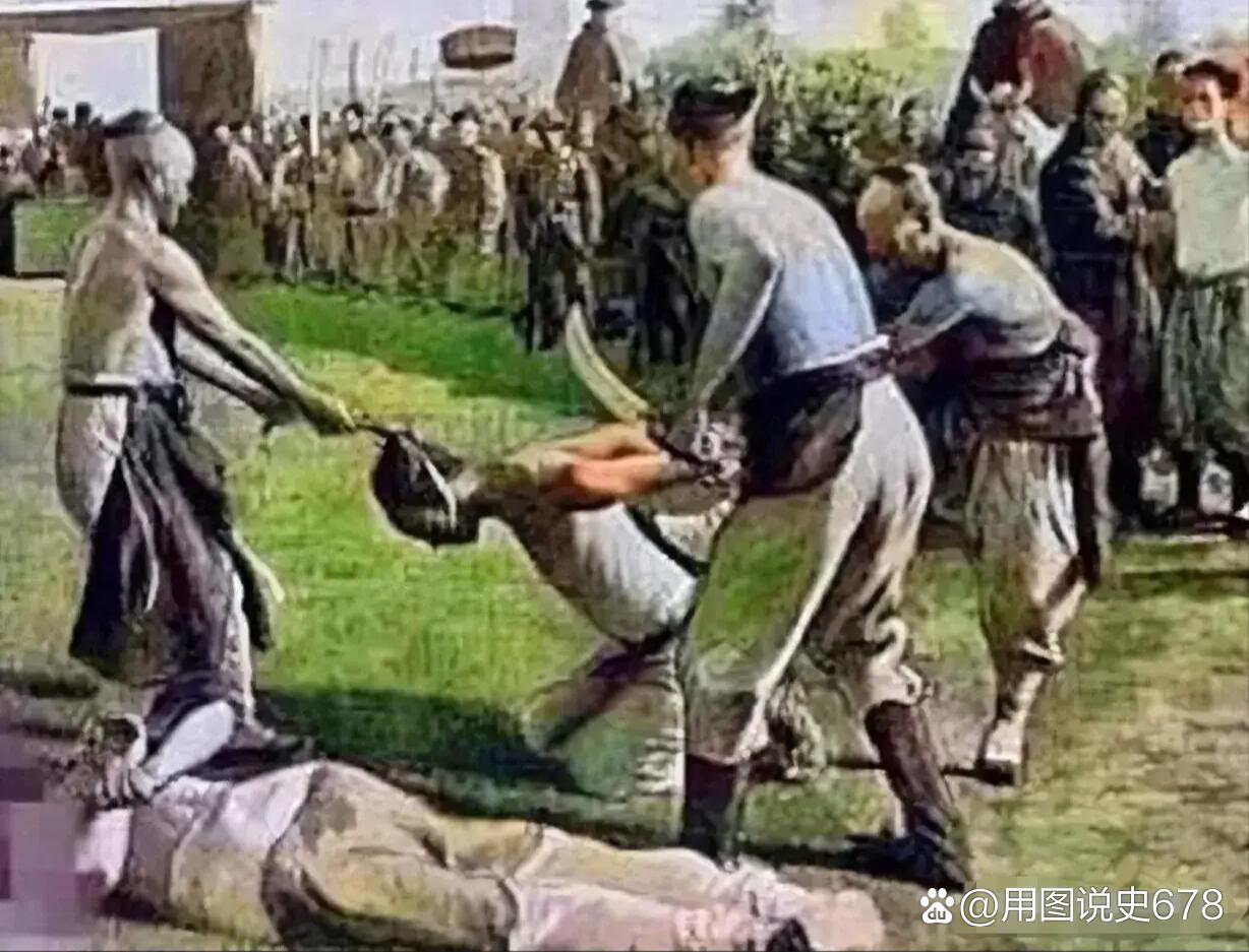 他的前后各有1个刽子手拉住他的头和身体,另外一名行刑人员已经举起了