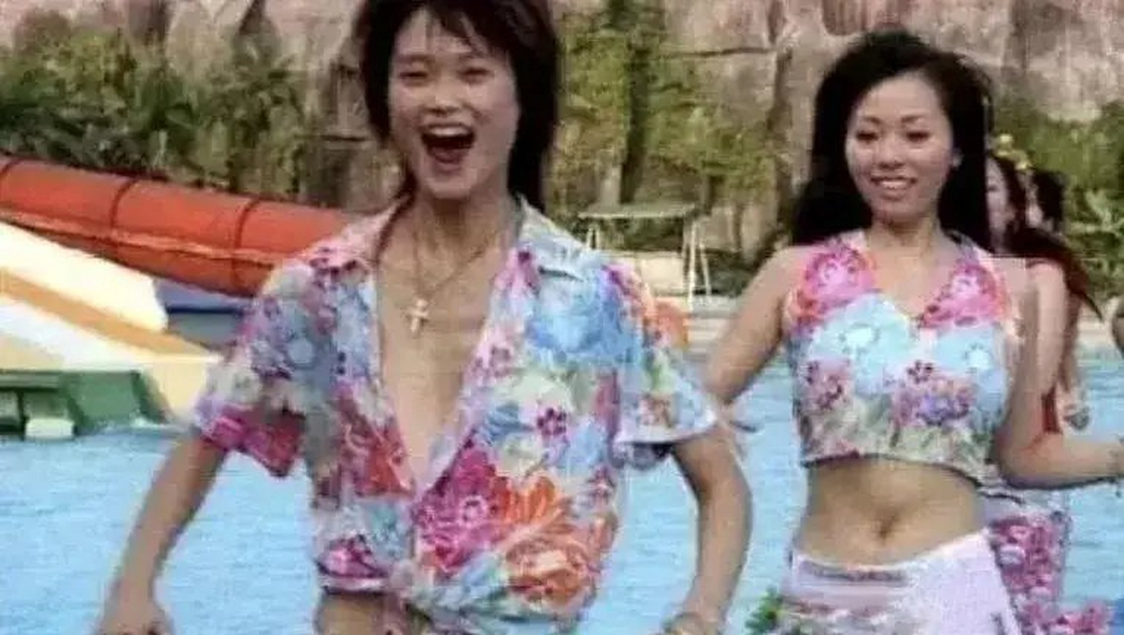 这张照片拍摄于2005年,李宇春和张靓颖在《超级女声》比赛中参加活动