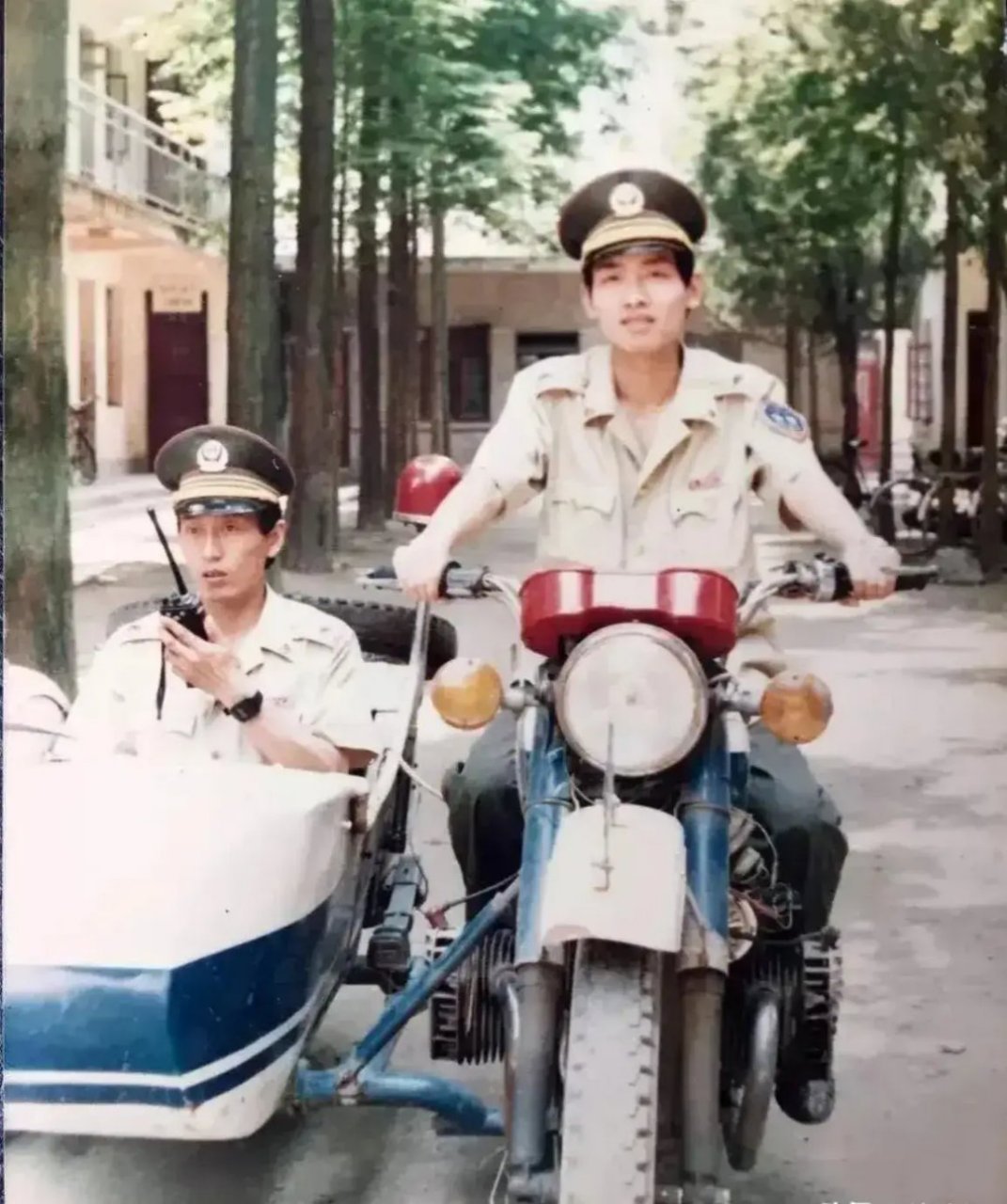 这张照片拍摄于2001年5月,云南省昆明武警二支队两名警察骑着三轮摩托