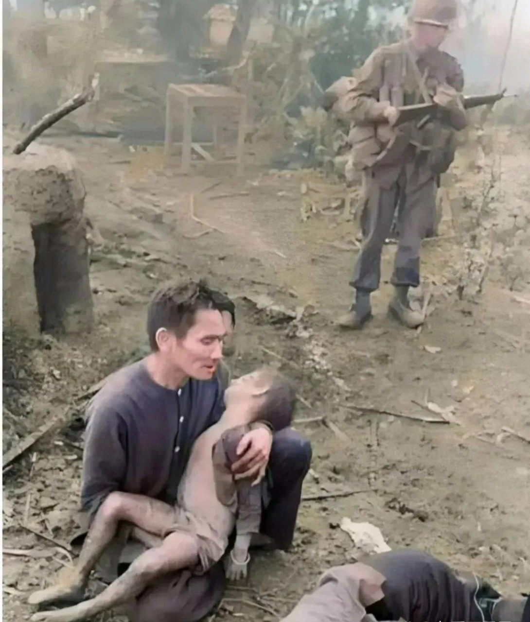 这张照片拍摄于1972年,越南战争期间,美国军人屠杀平民百姓的情景.