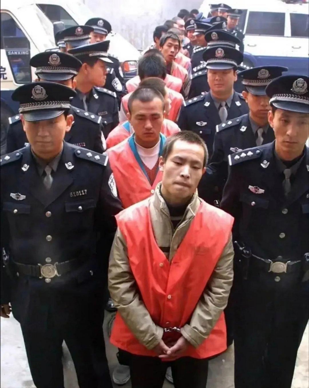 孙德林被媒体称为"双面恶魔".