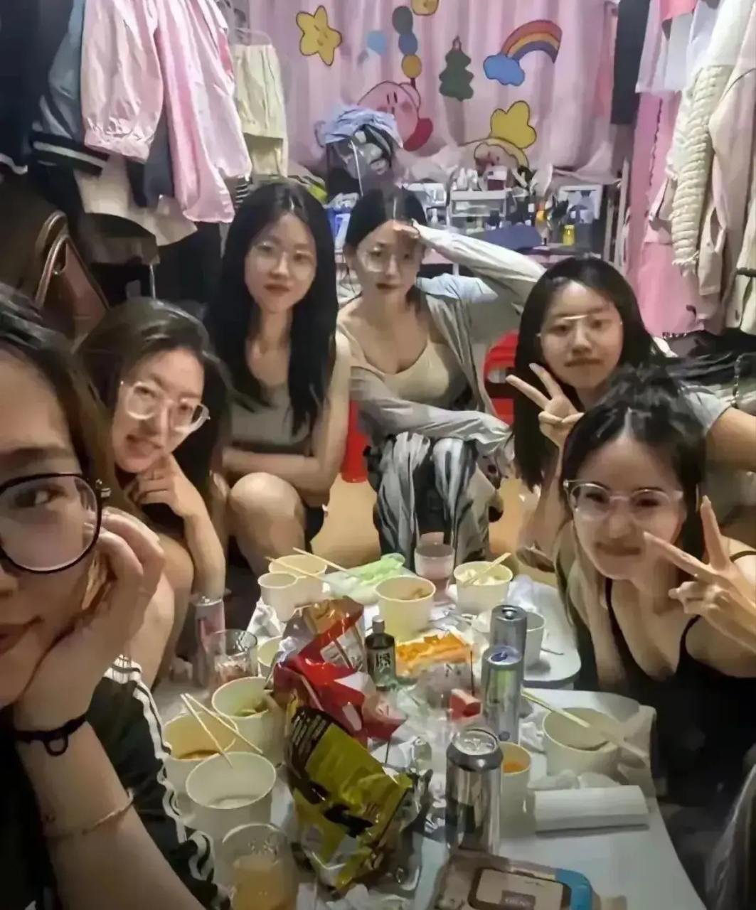 这张照片拍摄于2024年6月24日,四川省某大学同寝室6名女生,毕业前等到