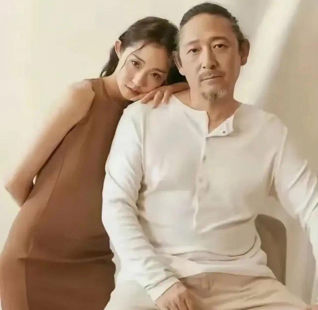 这张照片拍摄于2017年,三宝与万千惠登记结婚后在家中的合影.