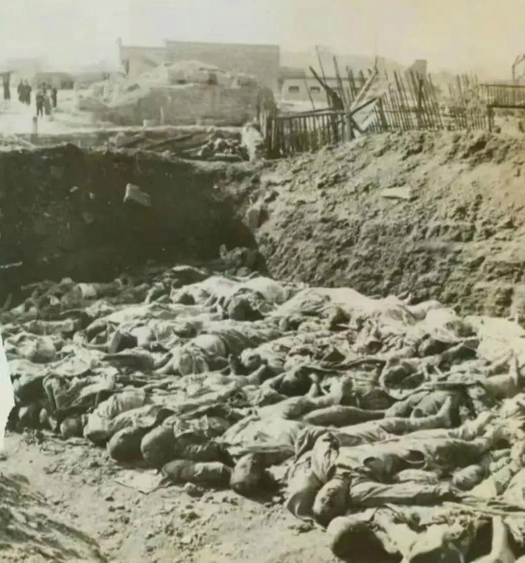 这张照片拍摄于1943年11月27日,常德会战期间,国军将死亡日本鬼子集体