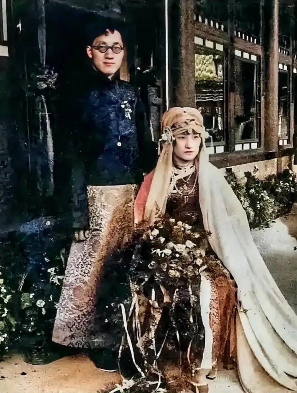 这张照片拍摄于1926年10月3日,23岁陆小曼嫁给了30岁徐志摩时的结婚照